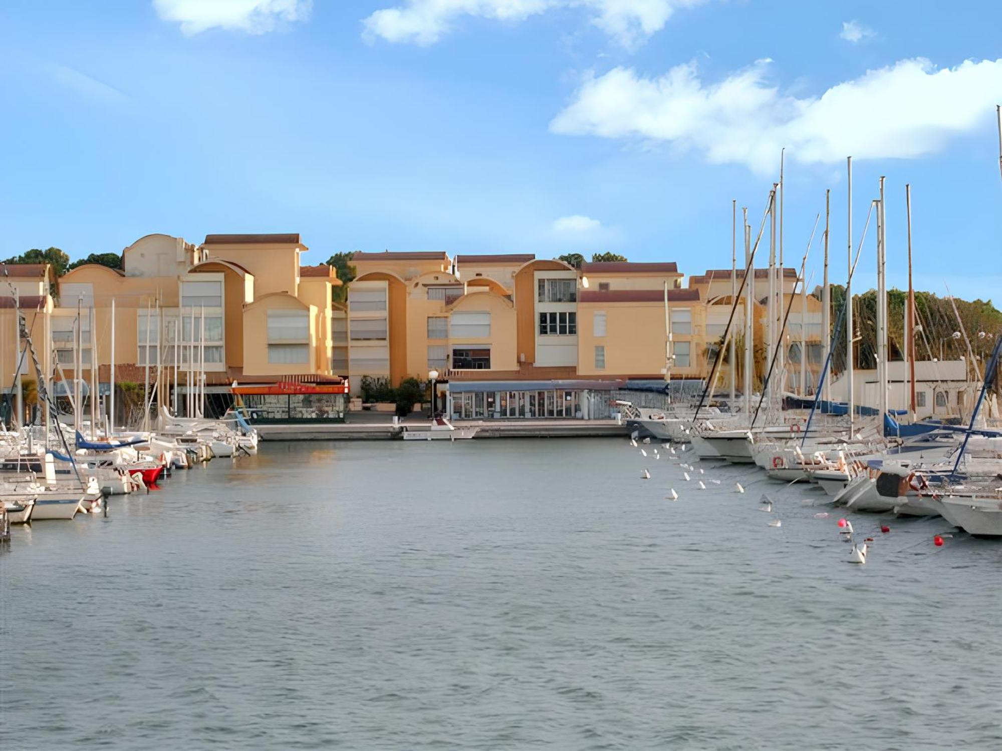 Appartement d'une chambre avec piscine partagee balcon amenage et wifi a Gruissan a 2 km de la plage Extérieur photo